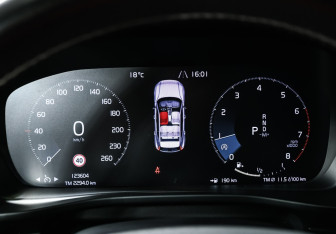 Подержанный автомобиль Volvo XC40 2020 года (10 фото)