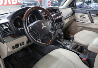Подержанный автомобиль Mitsubishi Pajero 2017 года (17 фото)