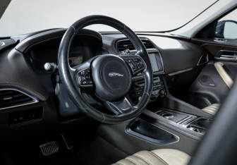 Подержанный автомобиль Jaguar F-Pace 2016 года (15 фото)