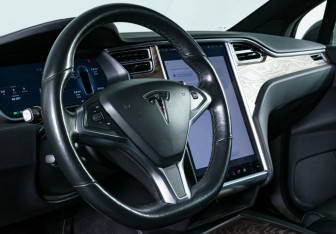 Подержанный автомобиль Tesla Model X 2018 года (17 фото)