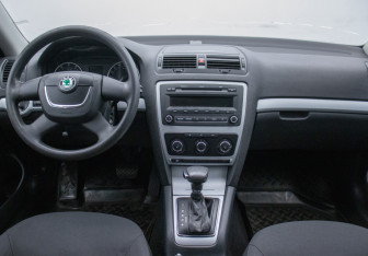 Подержанный автомобиль Skoda Octavia Liftback 2011 года (13 фото)