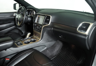 Подержанный автомобиль Jeep Grand Cherokee 2016 года (11 фото)