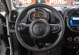 Подержанный автомобиль MINI Countryman 2019 года (17 фото)