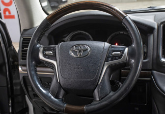 Подержанный автомобиль Toyota Land Cruiser Suv 2015 года (17 фото)