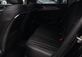 Подержанный автомобиль Hongqi H5 2024 года (8 фото)