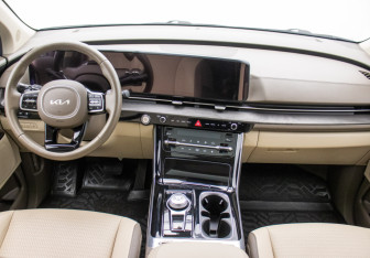 Подержанный автомобиль Kia Carnival 2022 года (13 фото)