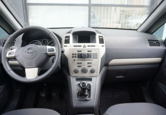 Подержанный автомобиль Opel Zafira Compactvan 2008 года (12 фото)