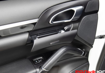 Подержанный автомобиль Porsche Cayenne 2017 года (28 фото)