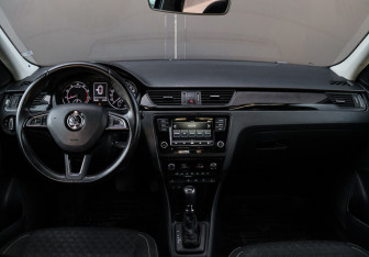 Подержанный автомобиль Skoda Rapid Liftback 2017 года (9 фото)