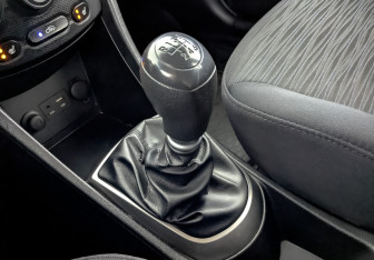 Подержанный автомобиль Hyundai Solaris Hatchback 2015 года (27 фото)