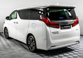 Подержанный автомобиль Toyota Alphard 2019 года (7 фото)