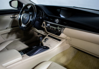 Подержанный автомобиль Lexus ES 2012 года (11 фото)