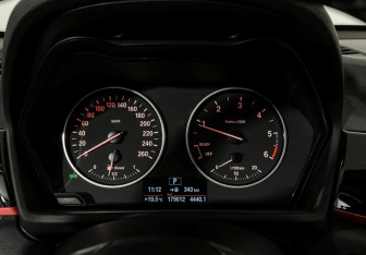 Подержанный автомобиль BMW X1 2015 года (13 фото)