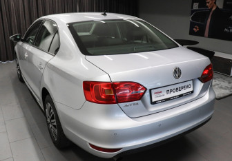 Подержанный автомобиль Volkswagen Jetta Sedan 2012 года (6 фото)