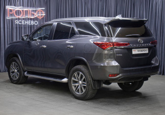 Подержанный автомобиль Toyota Fortuner 2018 года (7 фото)