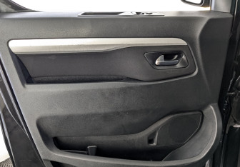 Подержанный автомобиль Peugeot Traveller 2021 года (18 фото)