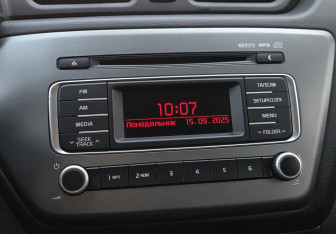 Подержанный автомобиль Kia Rio Sedan 2016 года (13 фото)