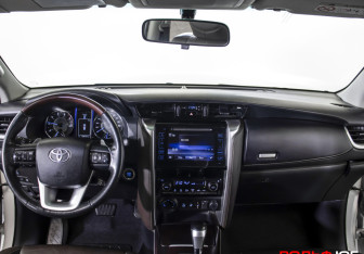 Подержанный автомобиль Toyota Fortuner 2017 года (14 фото)