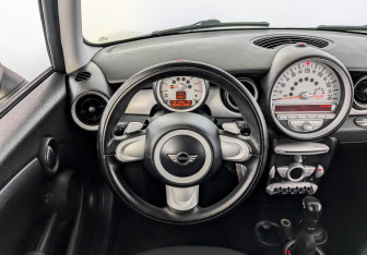 Подержанный автомобиль MINI Hatch 2008 года (21 фото)