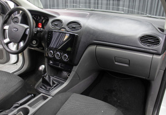 Подержанный автомобиль Ford Focus Hatchback 2009 года (6 фото)