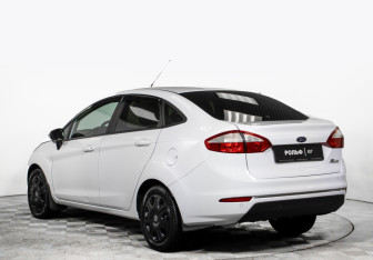 Подержанный автомобиль Ford Fiesta Sedan 2015 года (7 фото)