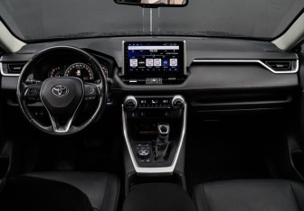Подержанный автомобиль Toyota RAV4 2021 года (10 фото)
