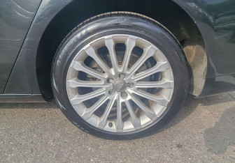 Подержанный автомобиль Audi A8 2014 года (12 фото)