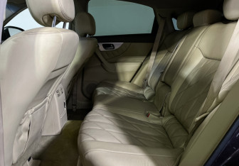 Подержанный автомобиль Infiniti FX 2009 года (10 фото)