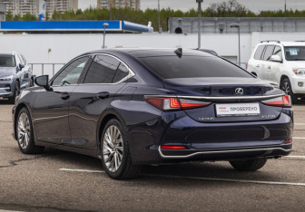 Подержанный автомобиль Lexus ES 2019 года (7 фото)