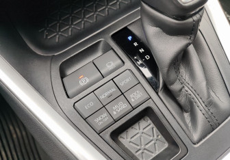 Подержанный автомобиль Toyota RAV4 2021 года (17 фото)