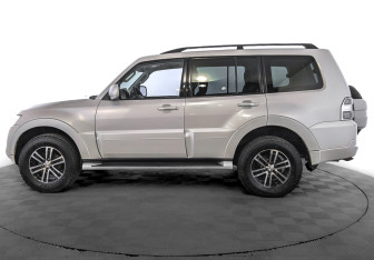 Подержанный автомобиль Mitsubishi Pajero 2014 года (8 фото)