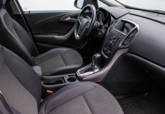 Подержанный автомобиль Opel Astra Hatchback 2011 года (9 фото)