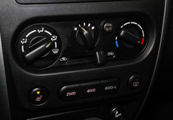 Подержанный автомобиль Suzuki Jimny 2007 года (17 фото)