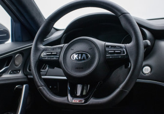Подержанный автомобиль Kia Stinger 2018 года (15 фото)