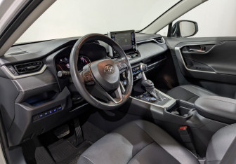 Подержанный автомобиль Toyota RAV4 2022 года (30 фото)