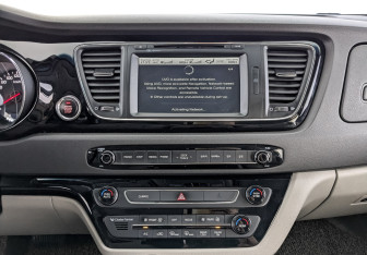 Подержанный автомобиль Kia Carnival 2017 года (17 фото)