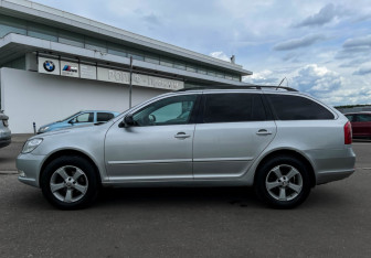 Подержанный автомобиль Skoda Octavia Wagon 2011 года (8 фото)