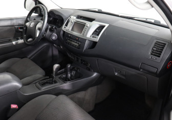 Подержанный автомобиль Toyota Hilux 2012 года (6 фото)