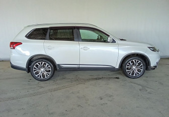 Подержанный автомобиль Mitsubishi Outlander 2017 года (8 фото)