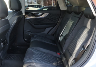 Подержанный автомобиль Hongqi HS5 2024 года (10 фото)