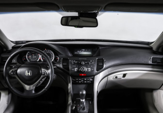 Подержанный автомобиль Honda Accord Sedan 2010 года (17 фото)