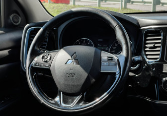 Подержанный автомобиль Mitsubishi Outlander 2018 года (14 фото)