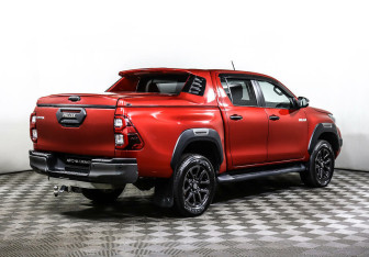 Подержанный автомобиль Toyota Hilux 2020 года (3 фото)