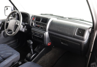 Подержанный автомобиль Suzuki Jimny 2004 года (8 фото)