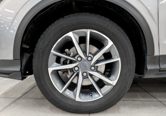 Подержанный автомобиль Geely Coolray 2022 года (18 фото)