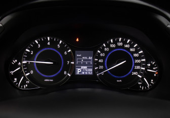 Подержанный автомобиль Infiniti QX56 2011 года (16 фото)