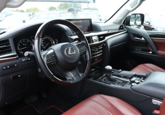 Подержанный автомобиль Lexus LX 2016 года (13 фото)