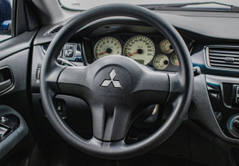 Подержанный автомобиль Mitsubishi Lancer Sedan 2006 года (15 фото)