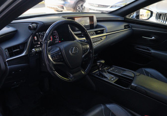Подержанный автомобиль Lexus ES 2019 года (12 фото)