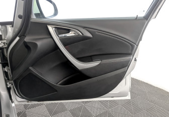 Подержанный автомобиль Opel Astra Sedan 2014 года (24 фото)